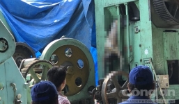 Tá hỏa phát hiện thi thể người đàn ông đã khô trong máy dập sắt