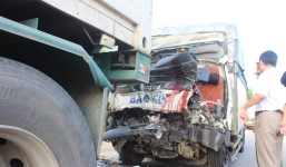 Xe tải nát bét đầu sau khi đâm đuôi xe đầu kéo, tài xế và phụ xe chết tại chỗ trong cabin