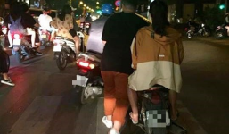 Cô gái ngồi trên xe máy để bạn trai hì hục dắt bộ giữa phố khiến cư dân mạng ngán ngẩm