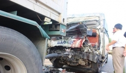 Tin tức tai nạn giao thông mới nhất ngày 4/12: Xe cấp cứu tông 2 cán bộ TTGT bị thương