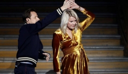 Chủ nhân QBV nữ 2018 ức chế khi bị yêu cầu nhảy điệu khiêu gợi sau khi đoạt giải