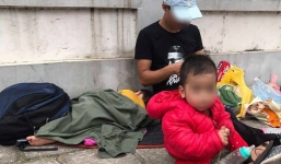 Xúc động hình ảnh ông bố trẻ ôm 2 con vạ vật vỉa hè mong tìm lại người vợ bỏ đi