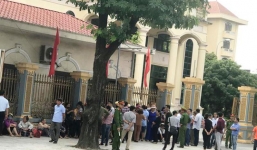 Dân đến trụ sở mong đối thoại với Chủ tịch UBND tỉnh Ninh Bình về xây đài hỏa táng