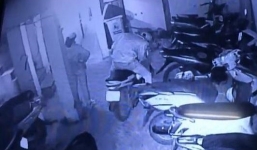 Đôi nam nữ phối hợp nhịp nhàng trộm xe nhanh như cắt trong khu trọ ở Hà Nội