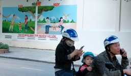 Khoảnh khắc trùng hợp vô tình khắc họa thực trạng đáng suy ngẫm của thời đại công nghệ