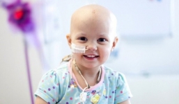 Câu chuyện xôn xao MXH Trung Quốc: Chỉ vì mẹ ham mua đồ giảm giá, bé gái 3 tuổi mắc bệnh máu trắng