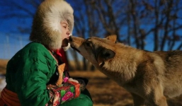 Cô gái Mông Cổ với dàn thú cưng độc 8 con sói, 3 bạn trai đều đòi chia tay vì sợ cãi nàng sẽ bị ăn thịt