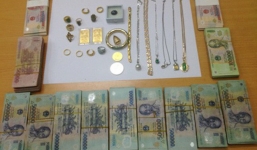 Để hơn 1 tỷ đồng ngay cạnh giường ngủ, tỉnh dậy bị trộm cuỗm mất