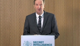 'Trùm tình báo' Anh bất ngờ xuất đầu lộ diện, gửi cảnh cáo đến Nga