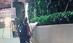 Video: Nhấn ga khi lên dốc cao, cô gái bốc đầu dựng đứng xe mắc lên bờ tường