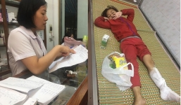 Bé gái 5 tuổi lê la hè phố xin tiền nuôi bà 80 tuổi bị thương nặng phải nhập viện cấp cứu