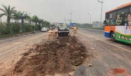 Tai nạn liên hoàn, CSGT xúc đất đổ vương vãi khắp mặt đường lên xe chuyên dụng