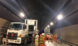 Tin tai nạn giao thông mới nhất ngày 5/12: 2 xe đầu kéo đối đầu trong hầm Hải Vân, QL1A tê liệt