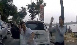 Video: Hai 'cao thủ' lao vào tỉ thí võ thuật sau va chạm giao thông