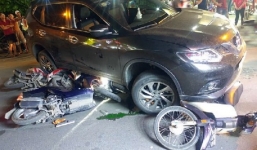 Ô tô chạy lùi cuốn hàng loạt người, xe máy vào gầm ở TP HCM