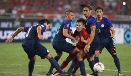 Một, hai... rồi bốn cầu thủ Philippines cũng chẳng ngăn được Quang Hải tỏa sáng