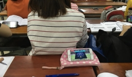 Bức ảnh chứng minh tình yêu bóng đá bất diệt của người Việt: Đi học nhưng Quang Hải, Công Phượng đá hay quá phải lén xem ủng hộ