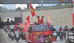 Các cầu thủ mới chuẩn bị ăn bữa chiều, CĐV đã tranh thủ ra đường đi bão trước cho có không khí