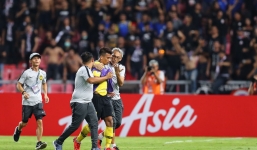 Hành động cực ngầu, tỉnh táo và quân tử của thủ môn Thái Lan trước màn trêu chọc thô thiển của cầu thủ Malaysia ngay trên sân