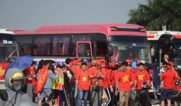 Hàng vạn người hâm mộ đổ về SVĐ Mỹ Đình để 'tiếp lửa' cho đội tuyển Việt Nam trong trận bán kết lượt về