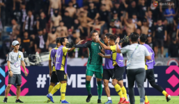 Bị cầu thủ Malaysia đá đểu, thủ môn Thái Lan đáp trả đầy bản lĩnh