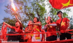 CĐV vượt 1000km cắt tóc hình HLV Park Hang-seo, đốt pháo sáng, diễu hành trước trận Việt Nam - Philippines