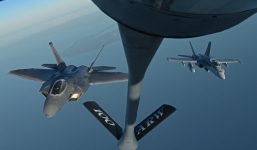 Chiến đấu cơ Mỹ và máy bay tiếp dầu trên không rơi xuống biển ở Nhật