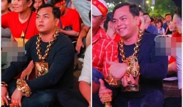 CĐV sáng nhất trận Việt Nam - Philippines: Đeo 13 kg vàng, cùng 5 vệ sĩ của mình ra phố đi bộ