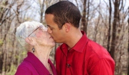 Cụ bà 91 tuổi có bạn trai 31 tuổi: 'Hẹn hò với trai trẻ khiến cuộc sống của bạn tái sinh'