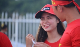 Hot girl đốt cháy không khí sân Mỹ Đình trận Việt Nam với Philippines