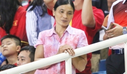 Xúc động khoảnh khắc mẹ Văn Hậu chăm chú nhìn như thôi miên cậu con trai bước ra sân