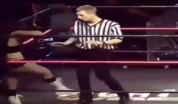 Trọng tài bối rối, hoang mang vì nữ võ sĩ quá nóng bỏng