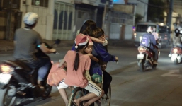 Khoảnh khắc lay động: Giáng sinh về sớm trên mái đầu trẻ thơ, mẹ chở 3 con trên chiếc xe đạp cũ