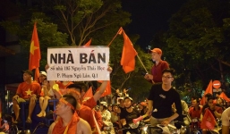 1.001 kiểu đi bão bá đạo: Tranh thủ quảng cáo bán đất, bán nhà đến bán cả... gà