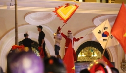 Những hình ảnh giản dị mà hài hước của CĐV Việt Nam trong không khí tưng bừng mừng chiến thắng