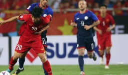 Cặp đôi máy cày xuống phố Hà Nội 'đi bão' sau trận Việt Nam - Philippines