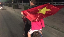 Bức ảnh triệu like trên MXH: Ông miệt mài đạp xe, cháu ngồi sau cầm quốc kỳ giơ cao