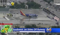 Video: Máy bay Mỹ lao khỏi đường băng khi hạ cánh trong mưa