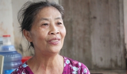 Mẹ cầu thủ Công Phượng nghe điện thoại đến cháy máy sau cú sút xuất thần