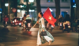 Câu chuyện đầy cảm xúc phía sau hình ảnh NSƯT Chiều Xuân diện áo dài, vác cờ 'đi bão' đang hot nhất MXH