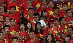 Ông bố sáng nhất AFF Cup 2018: Ôm con ngủ say quẩy giữa hàng vạn cổ động viên ở sân Mỹ Đình