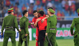 Đội trưởng Quế Ngọc Hải hành động đẹp với fan quá khích, giải cứu khỏi vòng vây an ninh