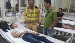 Đang lái xe trên phố ở Hà Nội, tài xế hạ kính cầu cứu CSGT