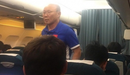 HLV Park Hang-seo nhường ghế thương gia cho học trò chấn thương trên chuyến bay tới Malaysia