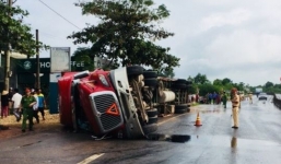 Xe đầu kéo bị lật nghiêng, 2 thiếu nữ bị đè tử vong