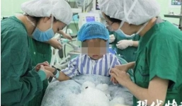 Bé gái 3 tuổi mắc ung thư vú, dấu hiệu đến từ những nốt đỏ trên ngực