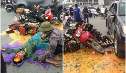 Xe máy va chạm ô tô, hàng trăm quả trứng bị rơi xuống đường vỡ nát