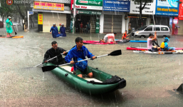 Hình ảnh chưa từng có ở Đà Nẵng: Xuồng 'bơi' trên phố, người dân quăng lưới bắt cá giữa biển nước mênh mông