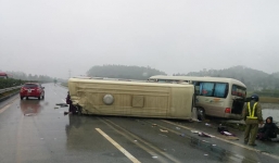 2 xe khách đâm nhau lật ngửa trên cao tốc Nội Bài - Lào Cai, giao thông ùn tắc