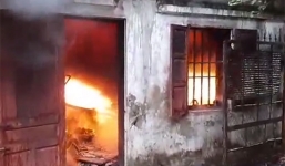 Cháy nhà kho rộng hàng nghìn mét vuông phía sau chợ Vinh, người dân hoảng sợ tháo chạy